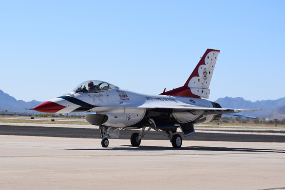 USAF Thunderbird F-16 - Opposing Solo